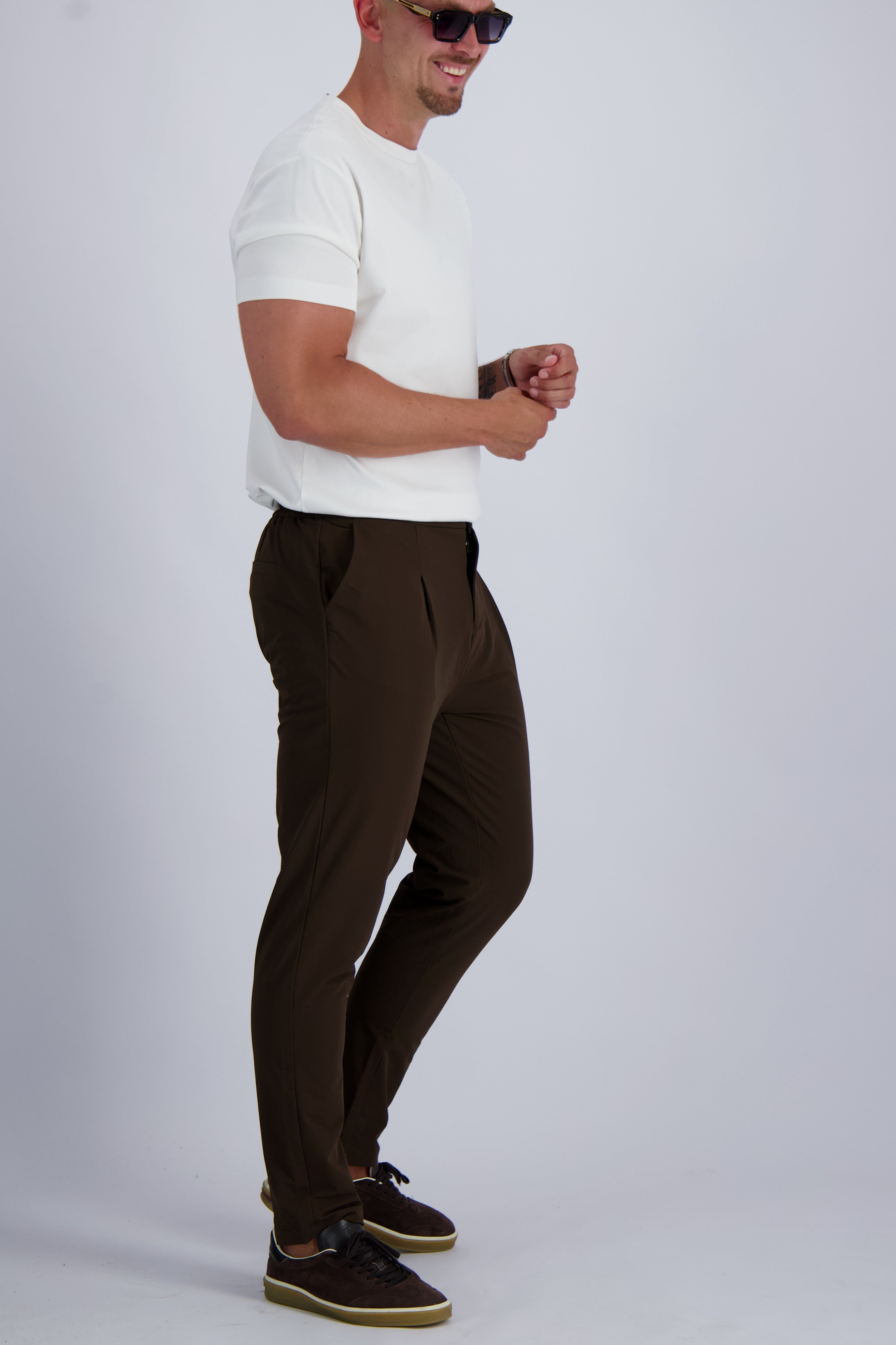 Les Brutes Tech trousers in dark brown. Crafted with high quality fabrics for long lasting use and luxury looks. 