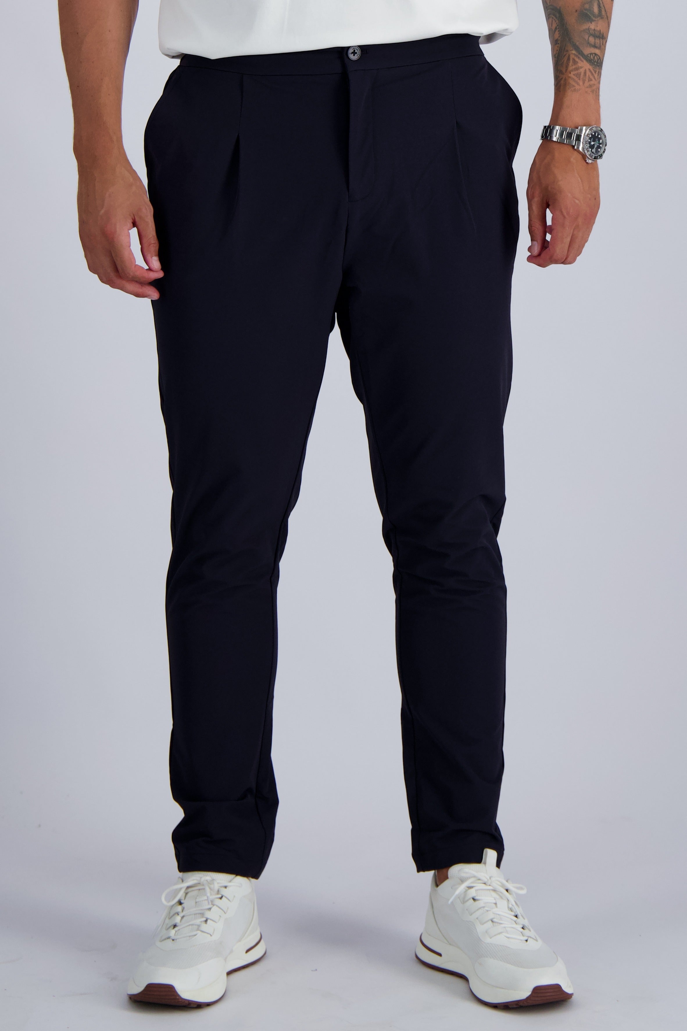 Les Brutes premium Tech trousers in dark blue. Crafted from premium stretch fabric. Essential for men