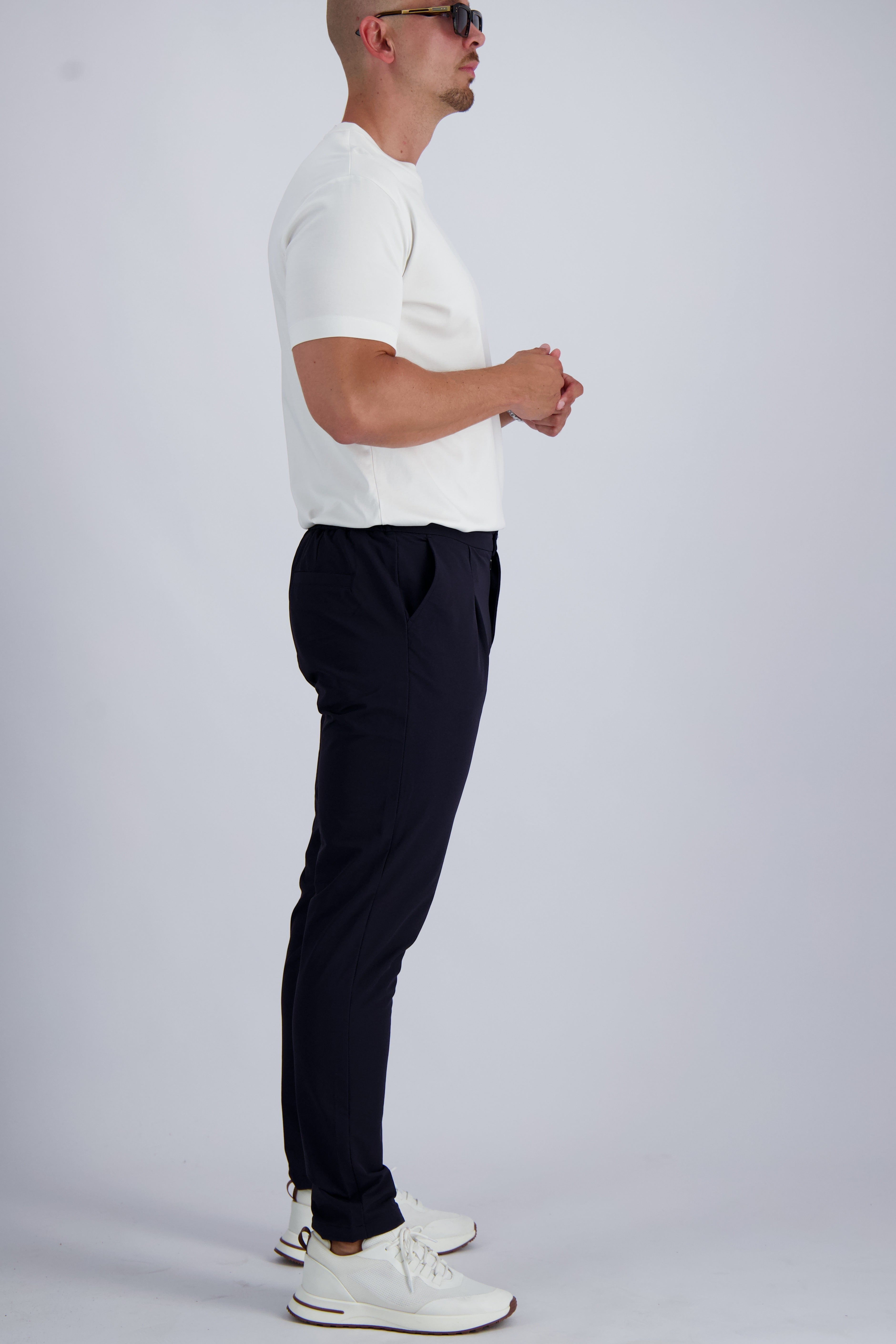 Les Brutes premium Tech trousers in dark blue. Crafted from premium stretch fabric. Essential for men