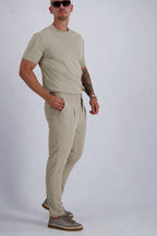 Les Brutes Tech trousers in Olive Beige. Smart casual trousers with premium quality.