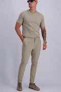 Les Brutes Tech trousers in Olive Beige. Smart casual trousers with premium quality.