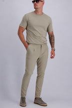 Les Brutes Tech trousers in Olive Beige. Smart casual trousers with premium quality.