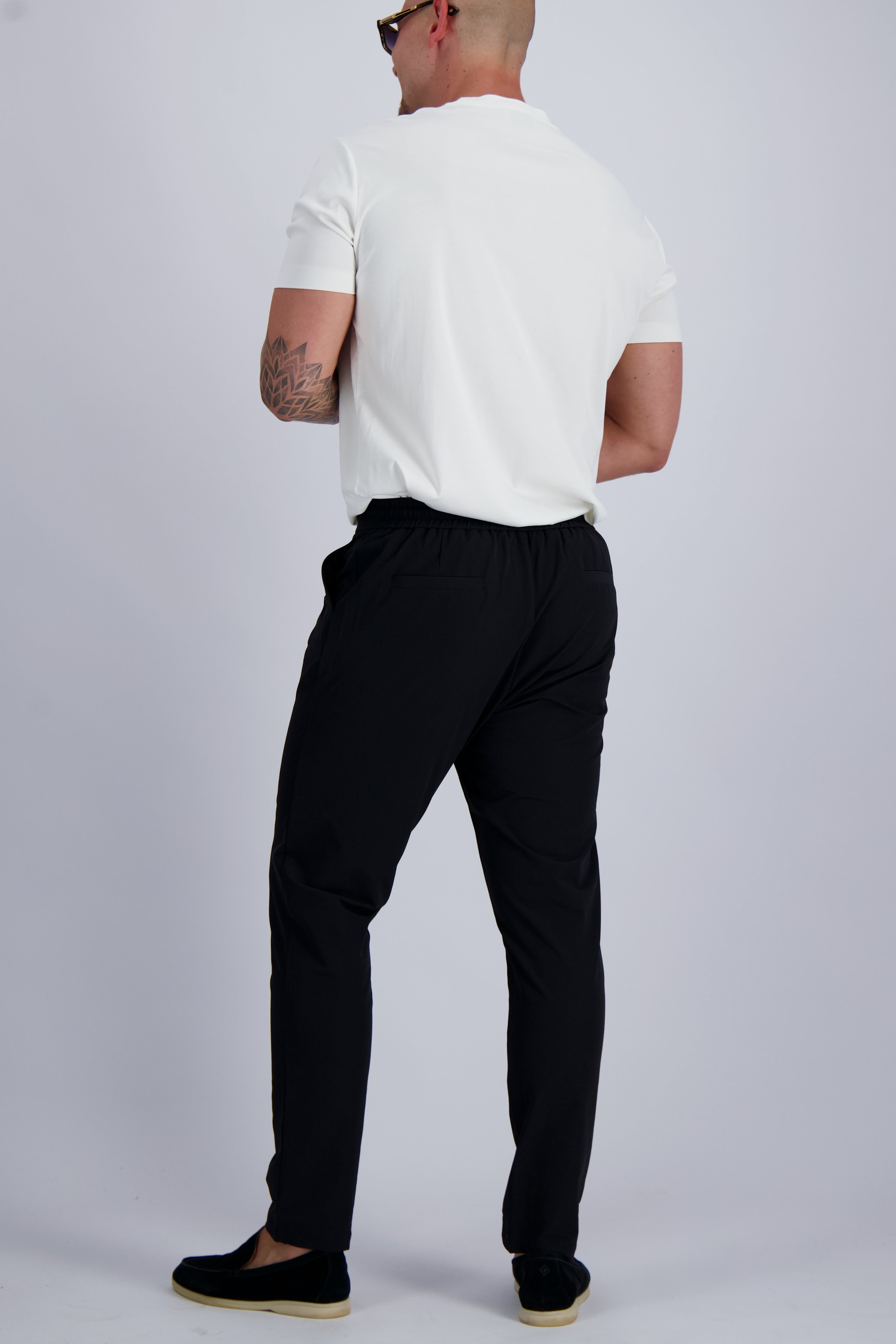 Les Brutes Tech stretch trousers in black. Premium comfortable trousers for men with minimalist design