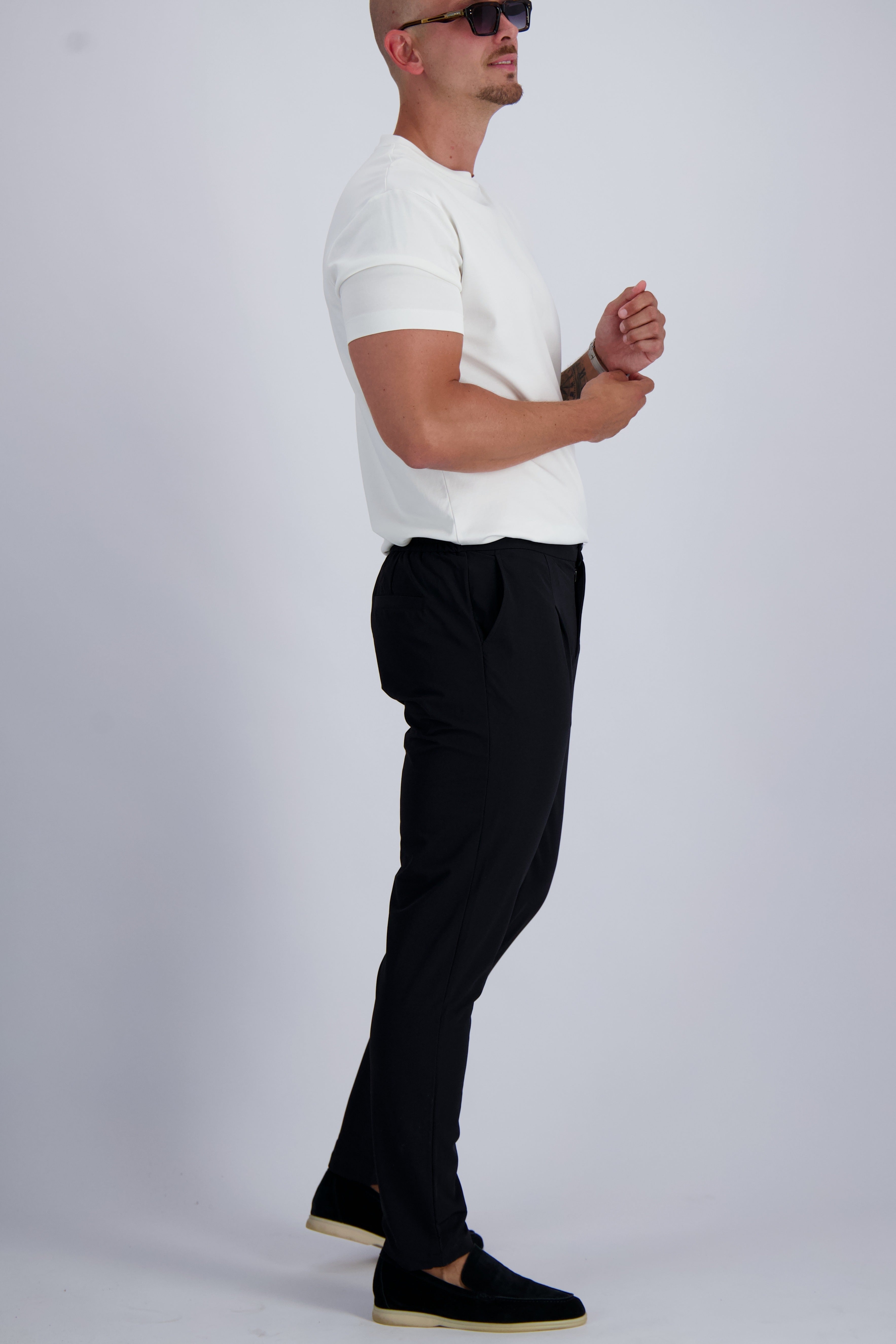 Les Brutes Tech stretch trousers in black. Premium comfortable trousers for men with minimalist design