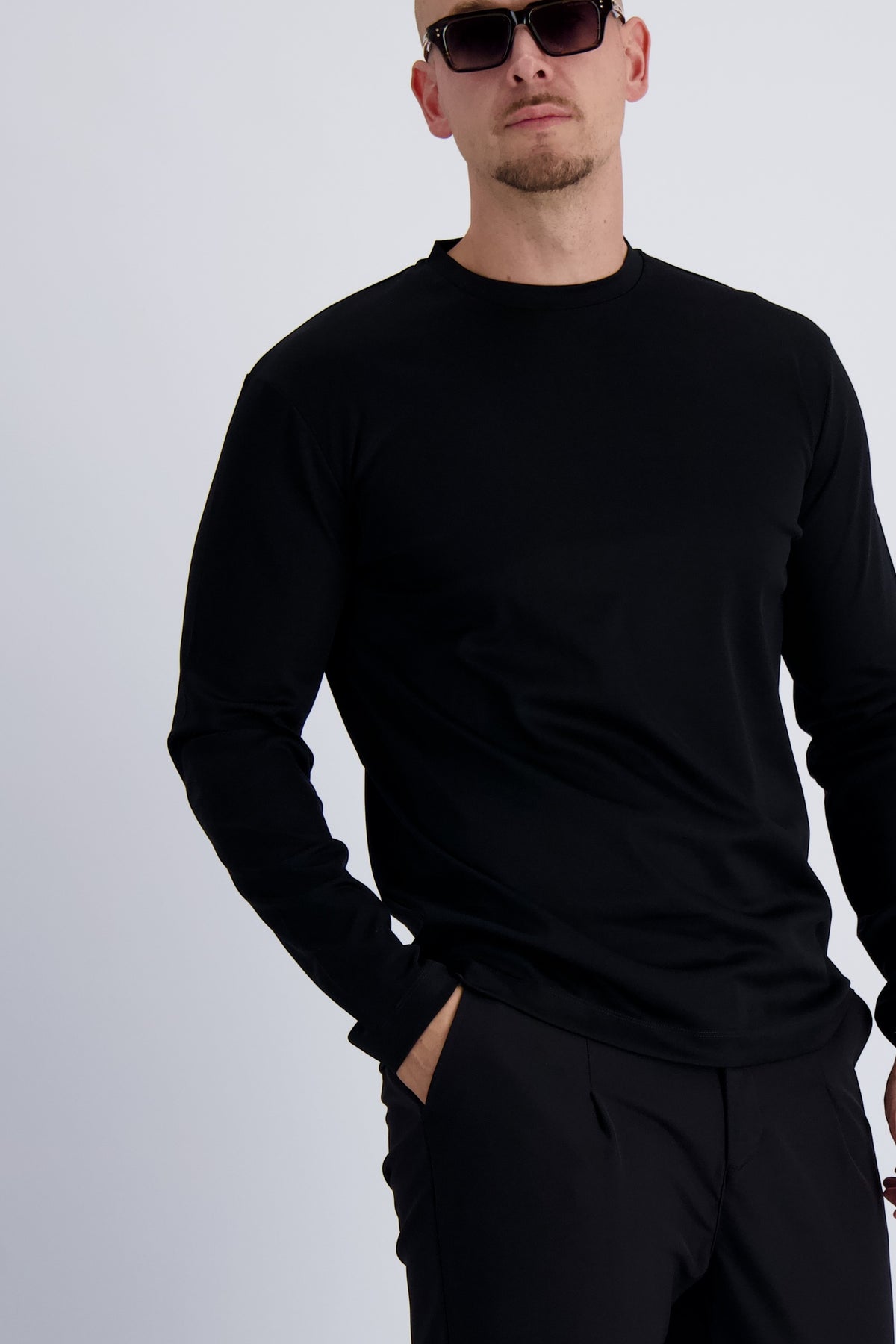 Les Brutes luxury mercerised t-shirt with longsleeves in black. Premium timeless design and contemporary luxury for men. 