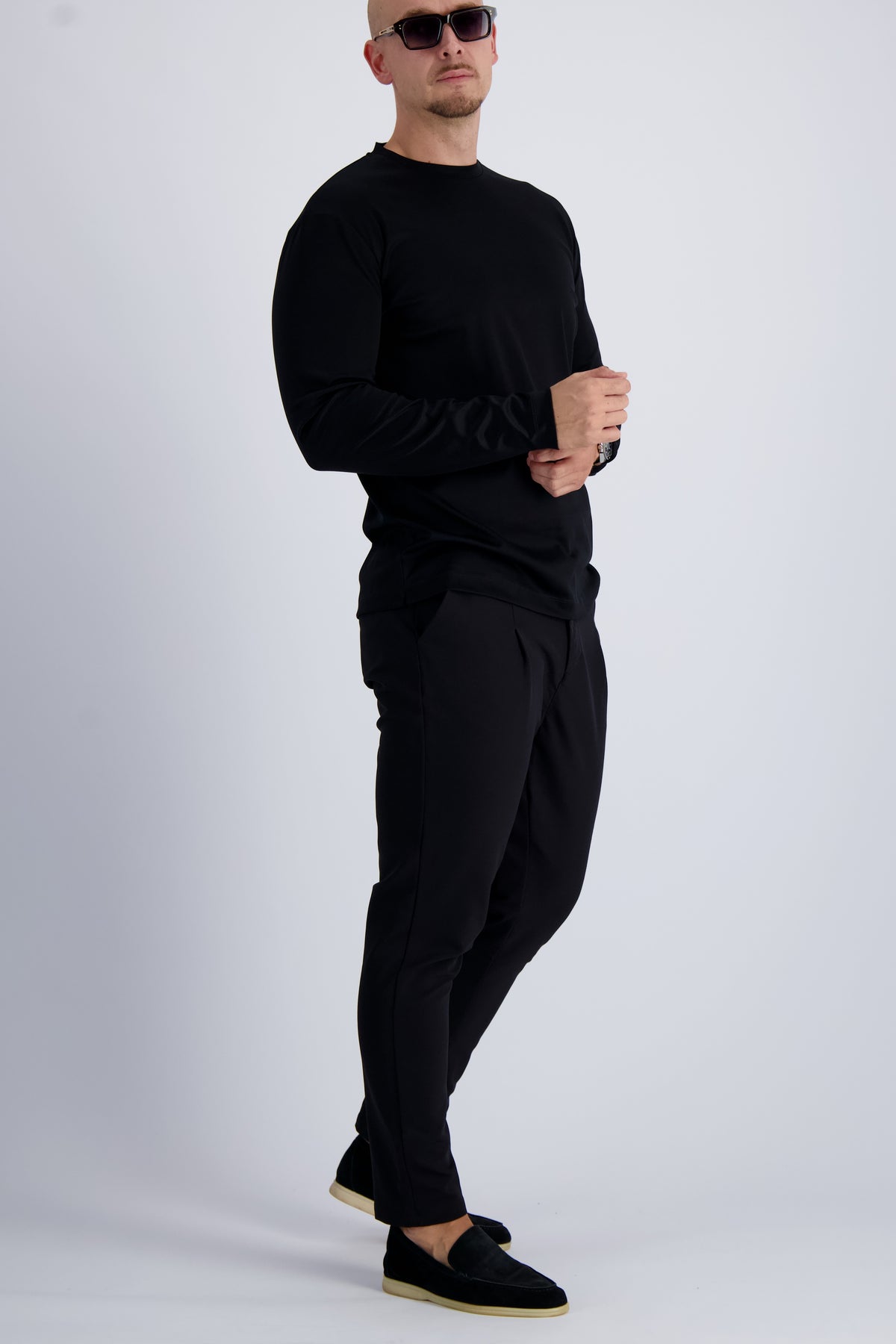 Les Brutes luxury mercerised t-shirt with longsleeves in black. Premium timeless design and contemporary luxury for men. 