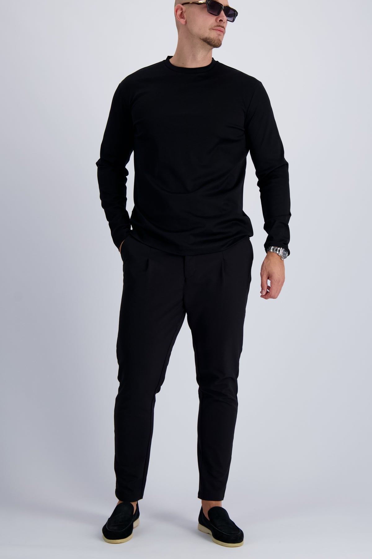 Les Brutes luxury mercerised t-shirt with longsleeves in black. Premium timeless design and contemporary luxury for men. 