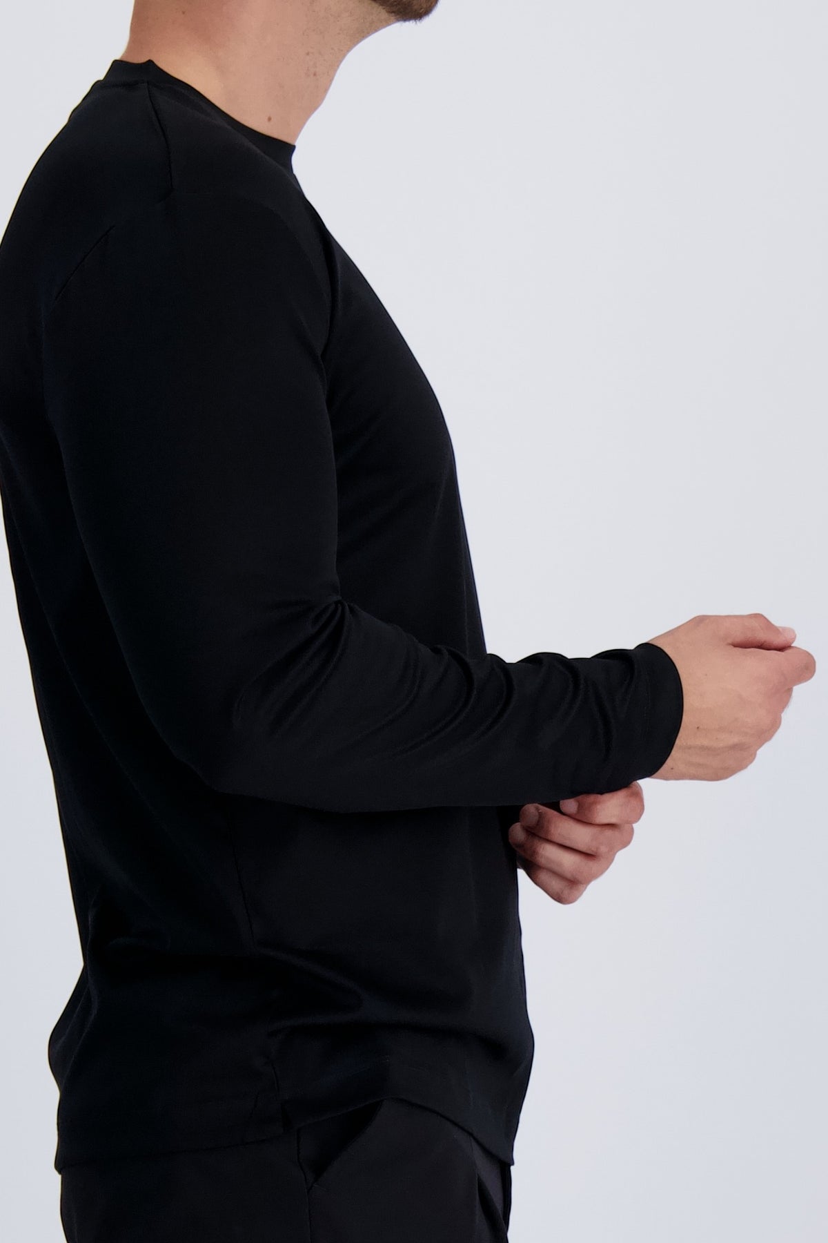 Les Brutes luxury mercerised t-shirt with longsleeves in black. Premium timeless design and contemporary luxury for men. 