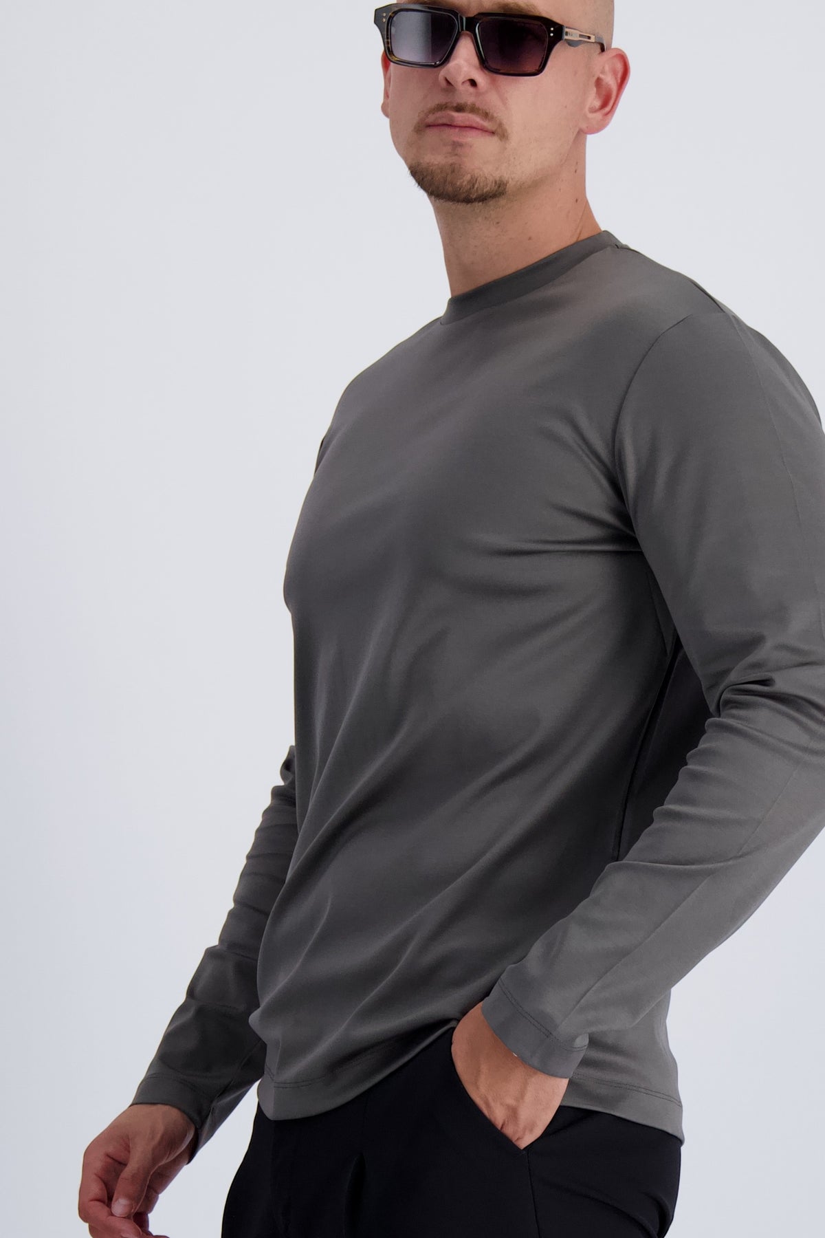 Les Brutes mercerised t-shirt with longsleeves in Grey. Premium quality, comfort fitting and luxury looks for men. 