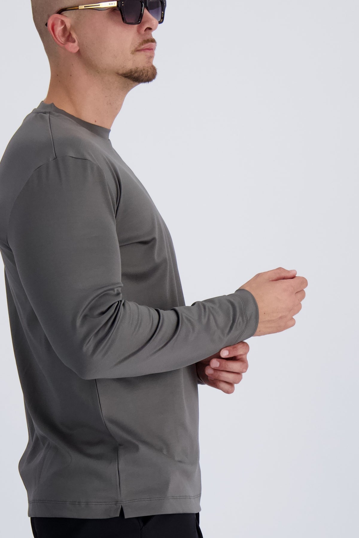 Les Brutes mercerised t-shirt with longsleeves in Grey. Premium quality, comfort fitting and luxury looks for men. 