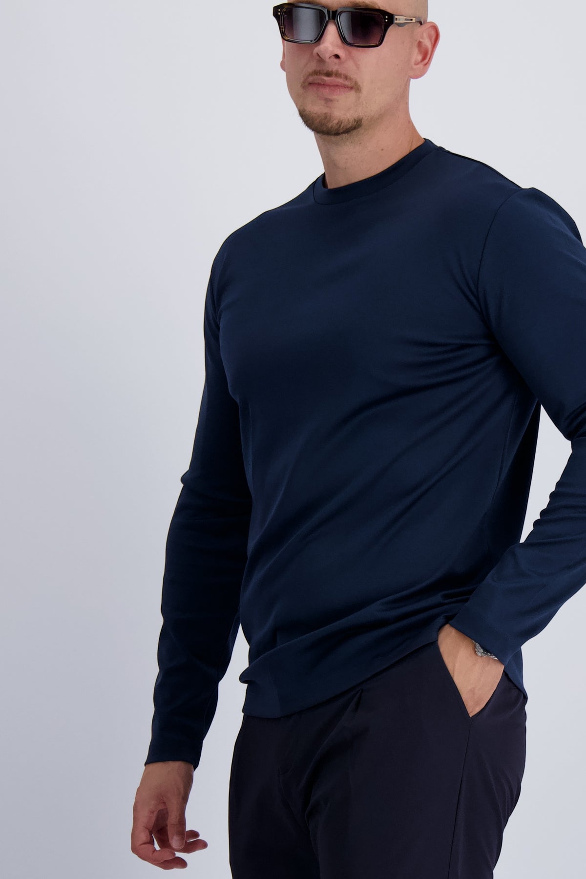 Les Brutes mercerised t-shirt with longsleeves in Navy. Premium quality, comfort fitting and luxury looks for men. 