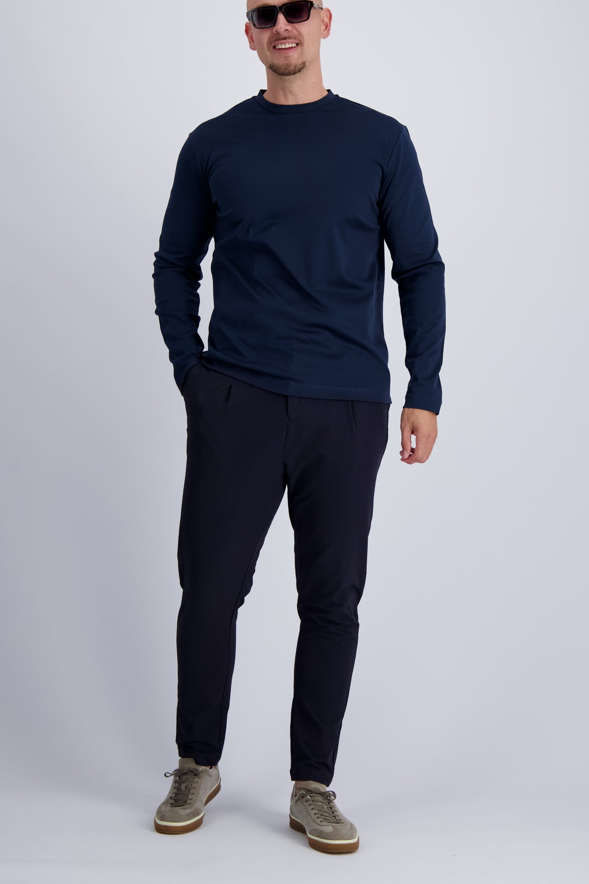 Les Brutes mercerised t-shirt with longsleeves in Navy. Premium quality, comfort fitting and luxury looks for men. 