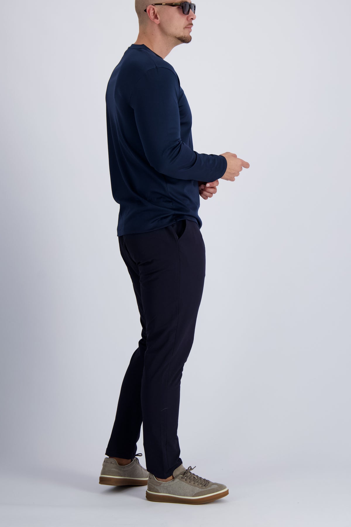 Les Brutes mercerised t-shirt with longsleeves in Navy. Premium quality, comfort fitting and luxury looks for men. 