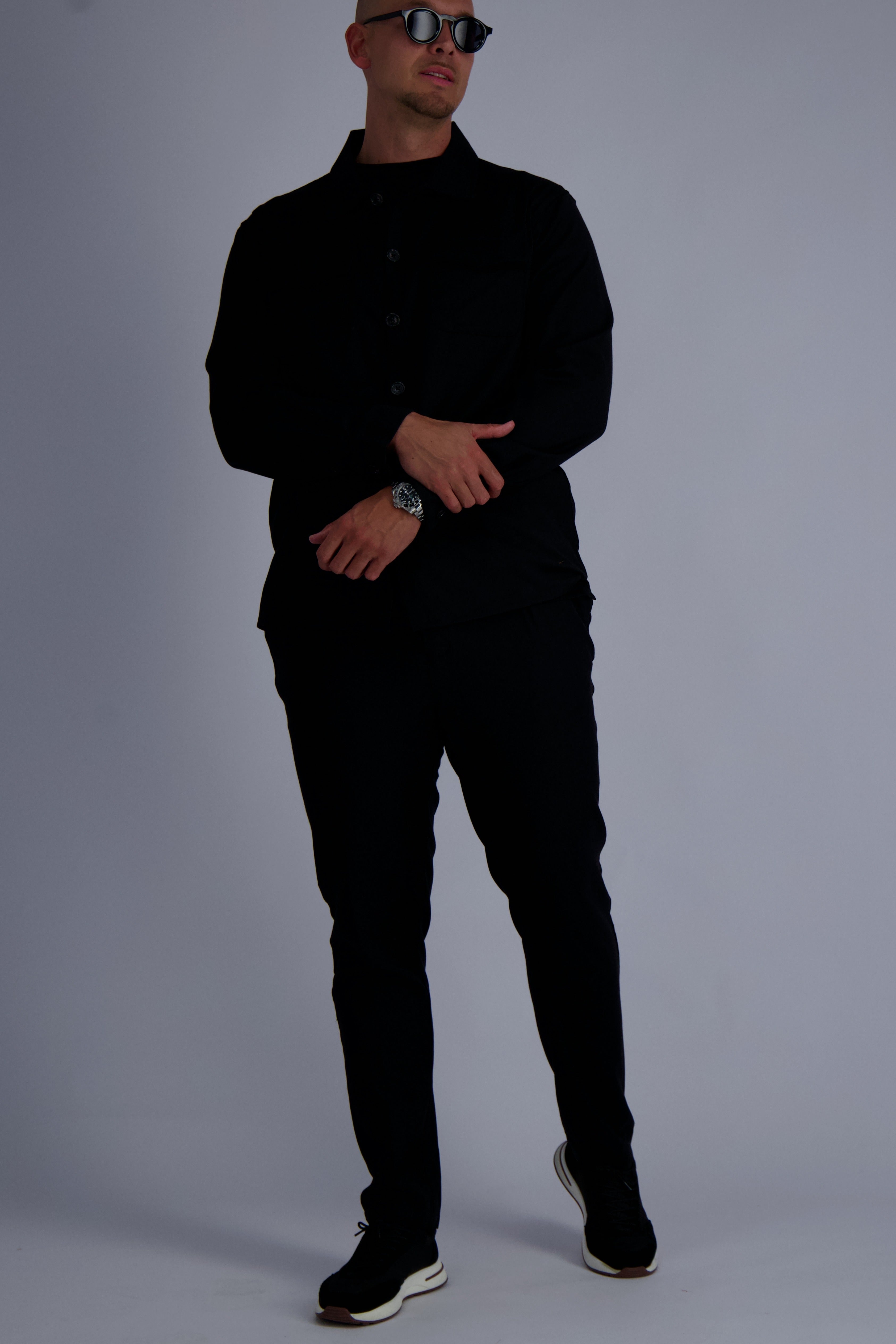 Luxury wool tech overshirt with buttons and chest pockets in black. Crafted with premium fabrics. A timeless design mens wear