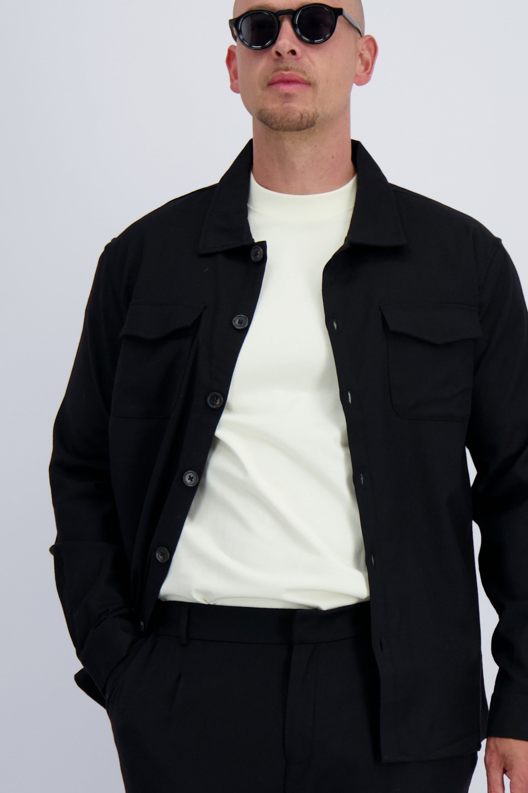 Luxury wool tech overshirt with buttons and chest pockets in black. Crafted with premium fabrics. A timeless design mens wear