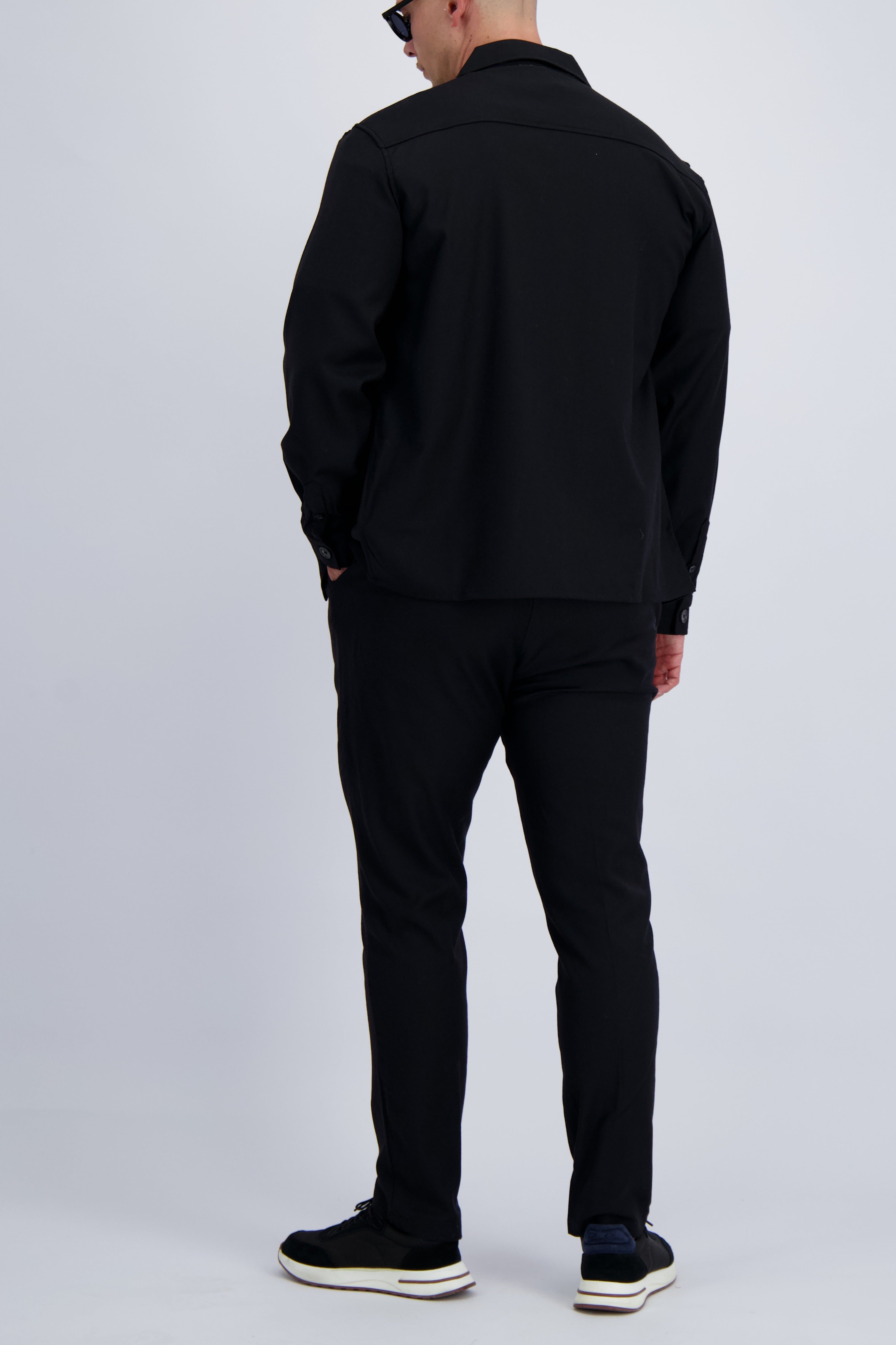 Luxury wool tech overshirt with buttons and chest pockets in black. Crafted with premium fabrics. A timeless design mens wear