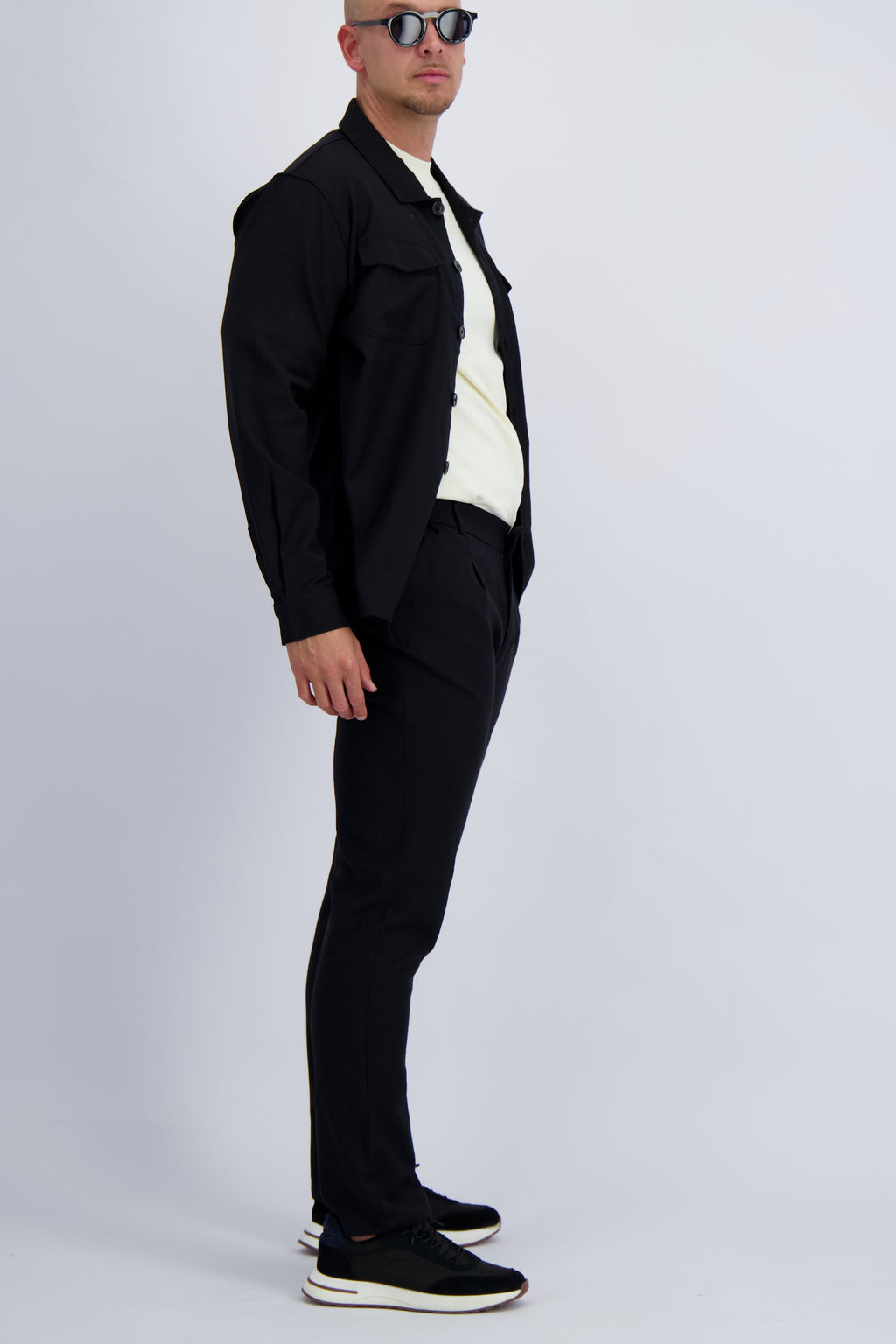 Luxury wool tech overshirt with buttons and chest pockets in black. Crafted with premium fabrics. A timeless design mens wear