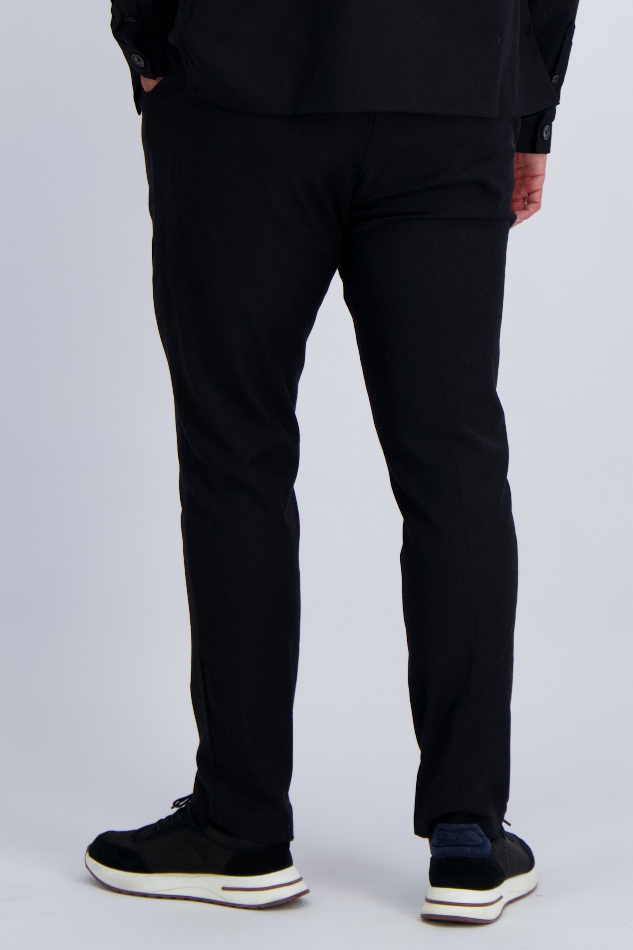Les Brutes Wool Tech trousers in black. Luxury trousers for smart casual ocassions. 