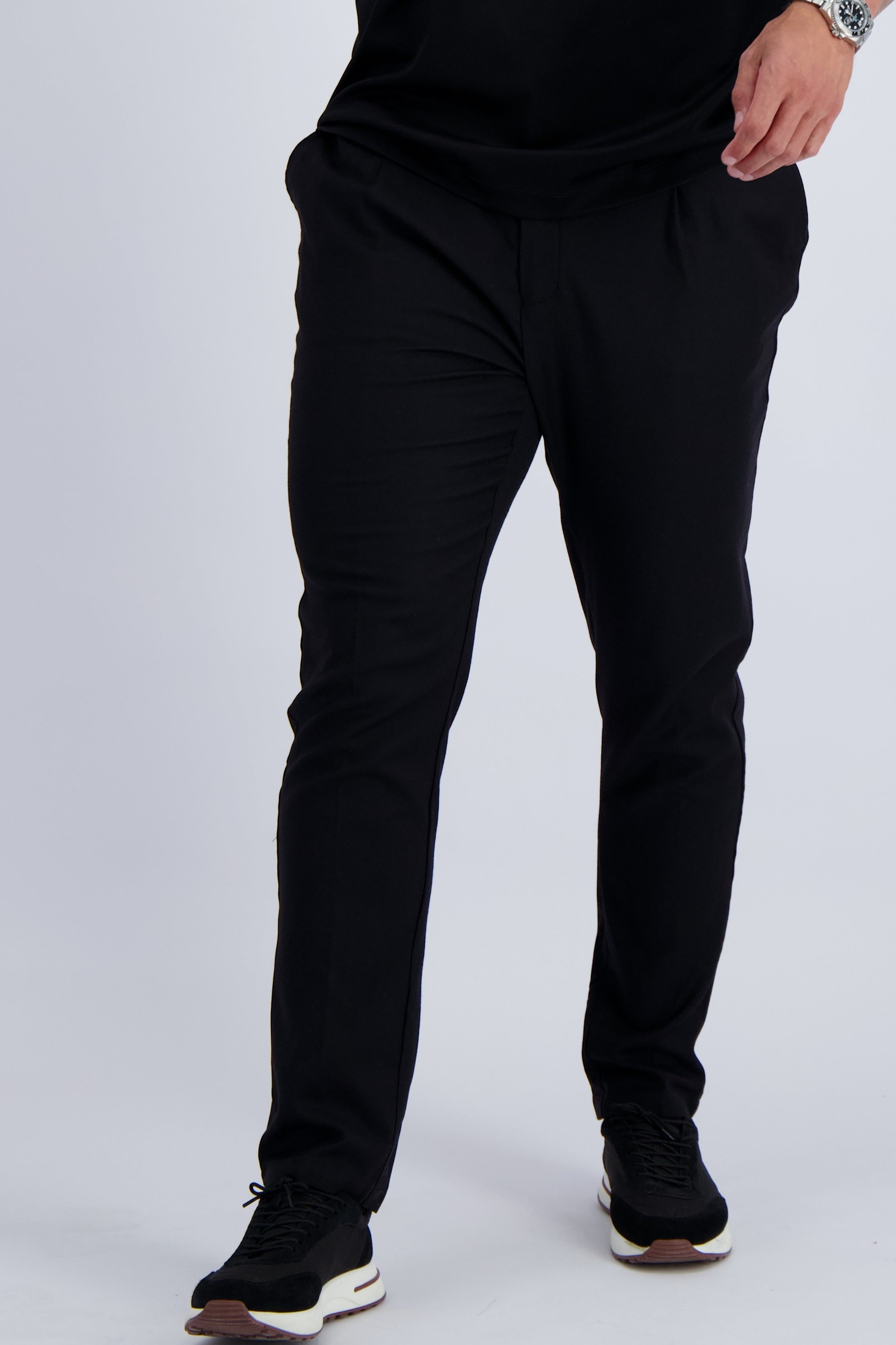 Les Brutes Wool Tech trousers in black. Luxury trousers for smart casual ocassions. 