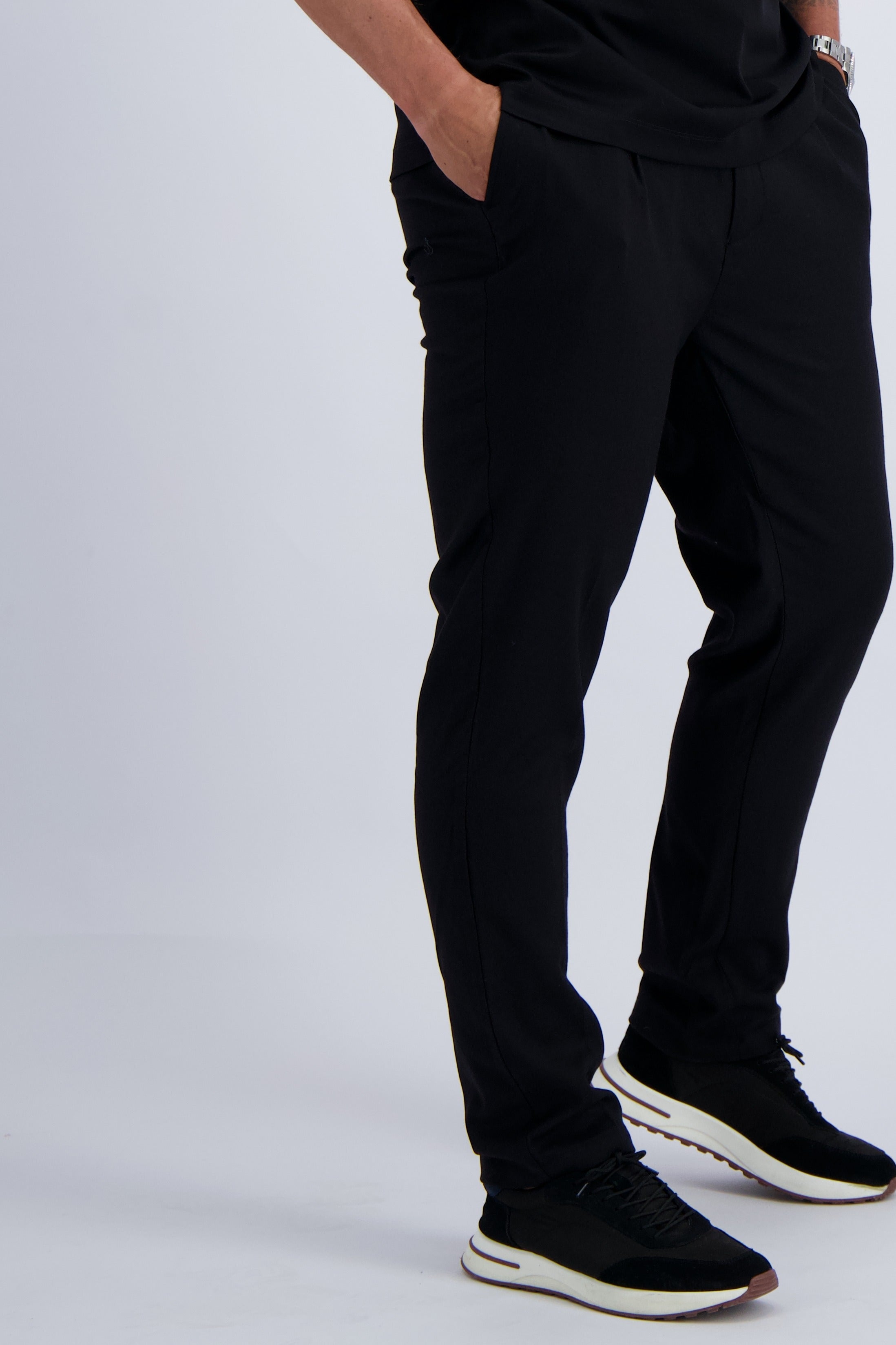Les Brutes Wool Tech trousers in black. Luxury trousers for smart casual ocassions. 