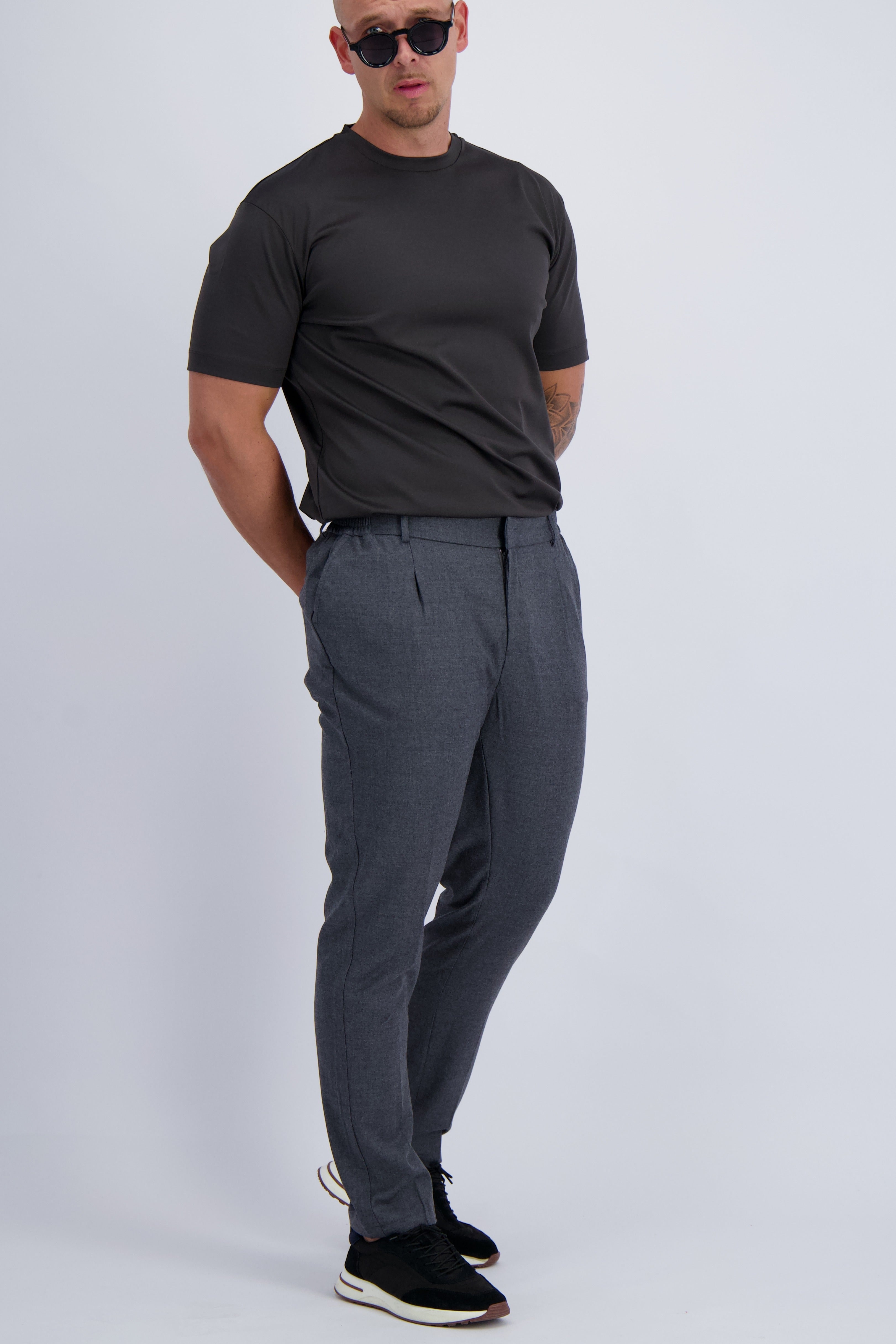 Les Brutes wool trousers in dark grey. A timeless design, luxury fabrics and comfortable fitting for men. 