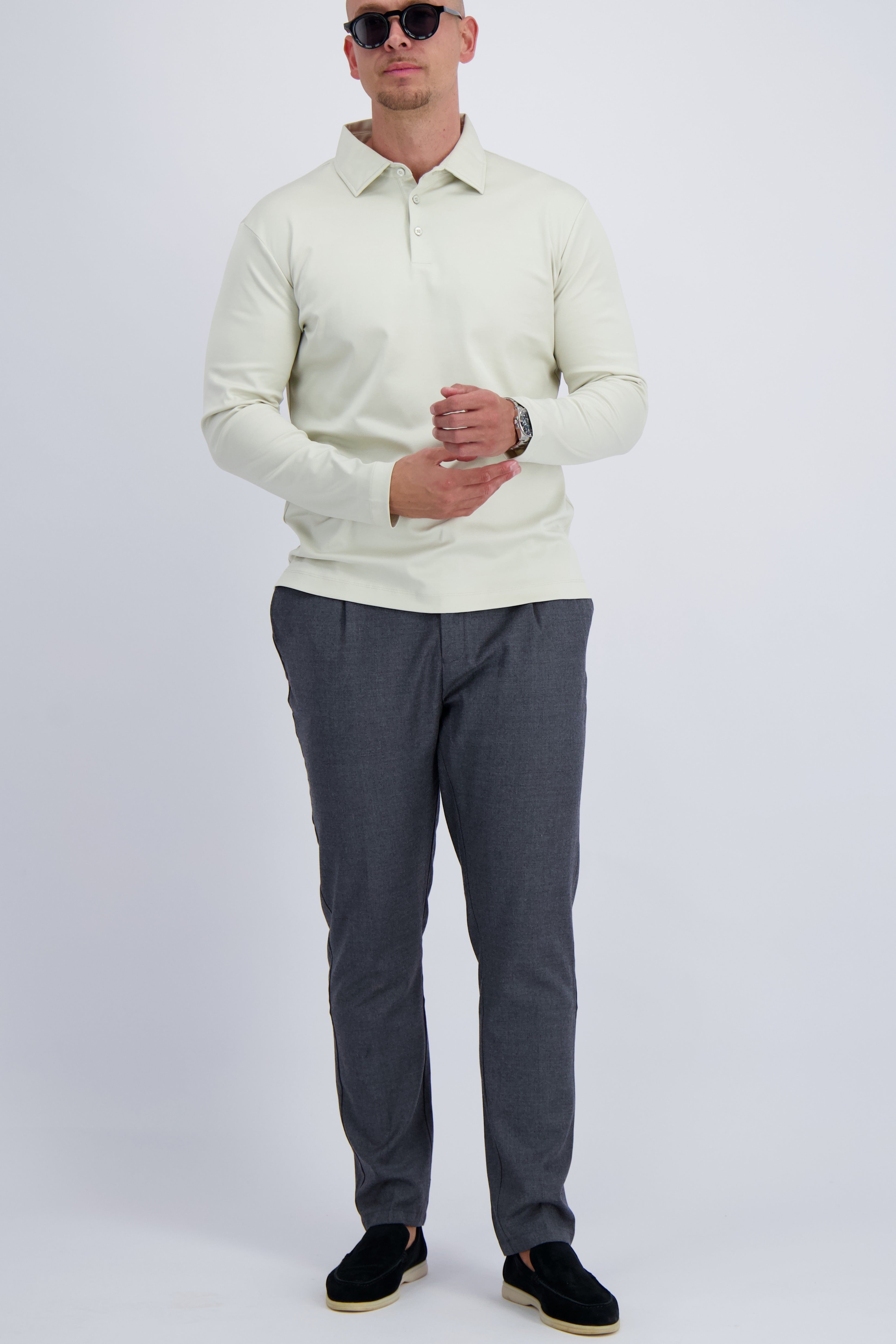 Les Brutes wool trousers in dark grey. A timeless design, luxury fabrics and comfortable fitting for men. 