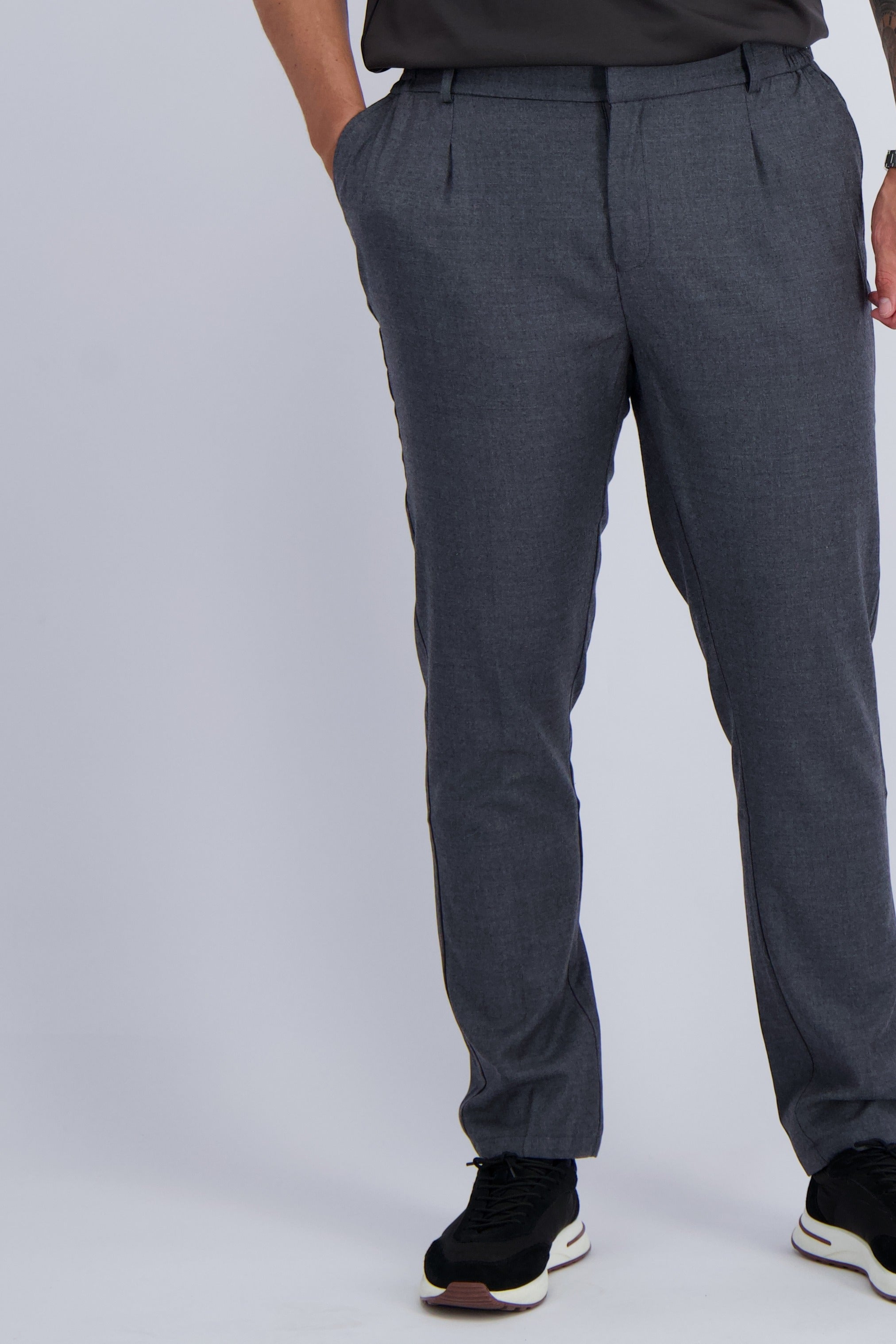 Les Brutes wool trousers in dark grey. A timeless design, luxury fabrics and comfortable fitting for men. 