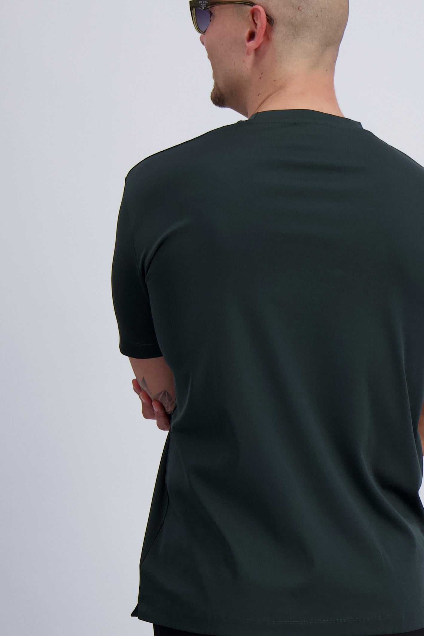 Les Brutes luxury t-shirt in dark green. Premium double mercerised supima cotton t-shirt with a minimal design. Created for men who like luxury.
