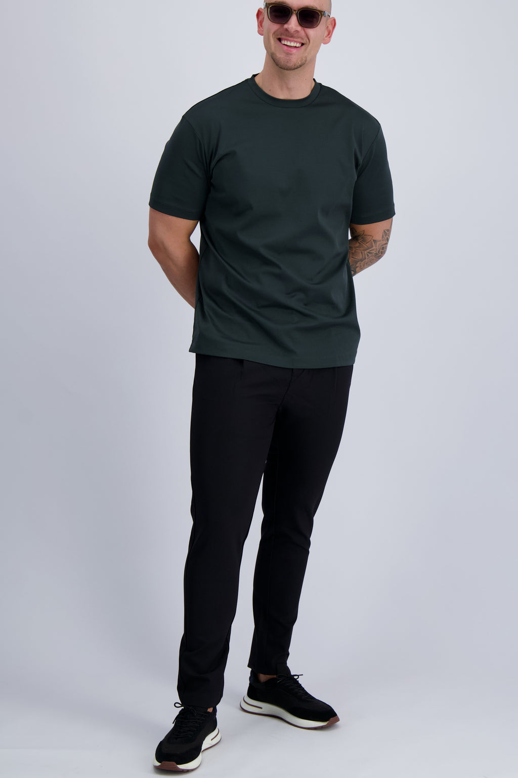 Les Brutes luxury t-shirt in dark green. Premium double mercerised supima cotton t-shirt with a minimal design. Created for men who like luxury.