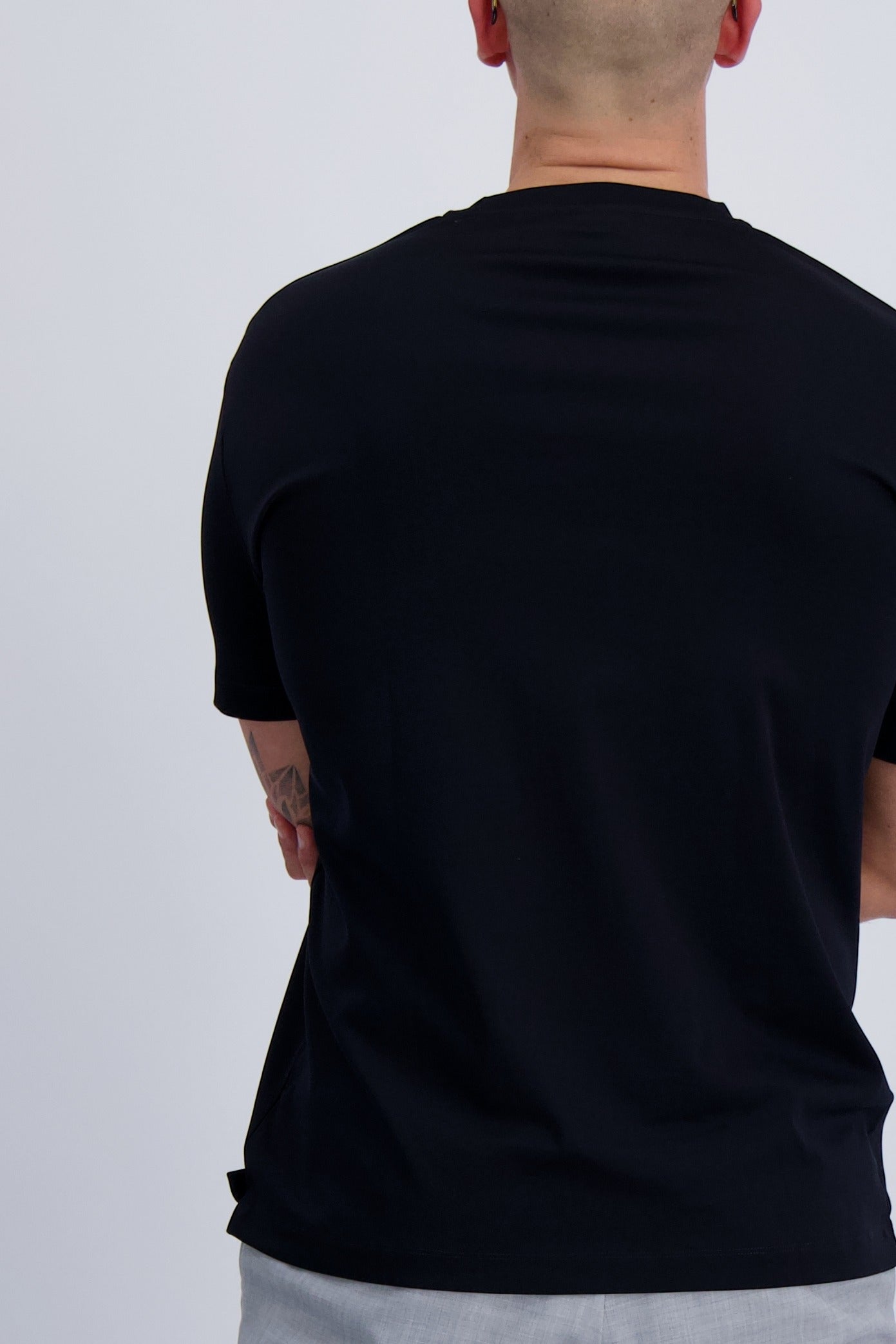 Les Brutes luxury t-shirt in dark navy blue. Crafted from premium double mercerised supima cotton. A timeless t-shirt for men