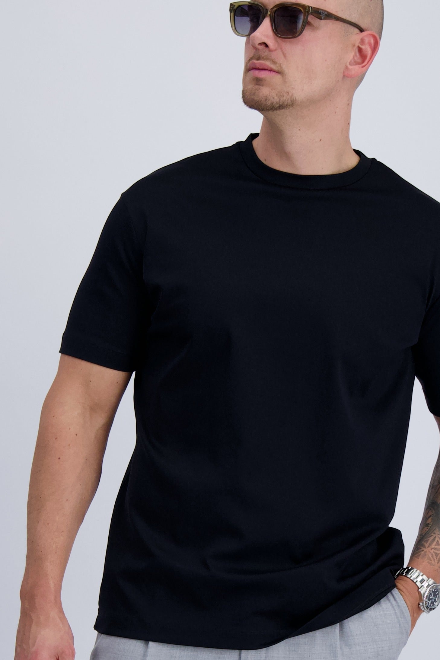 Les Brutes luxury t-shirt in dark navy blue. Crafted from premium double mercerised supima cotton. A timeless t-shirt for men