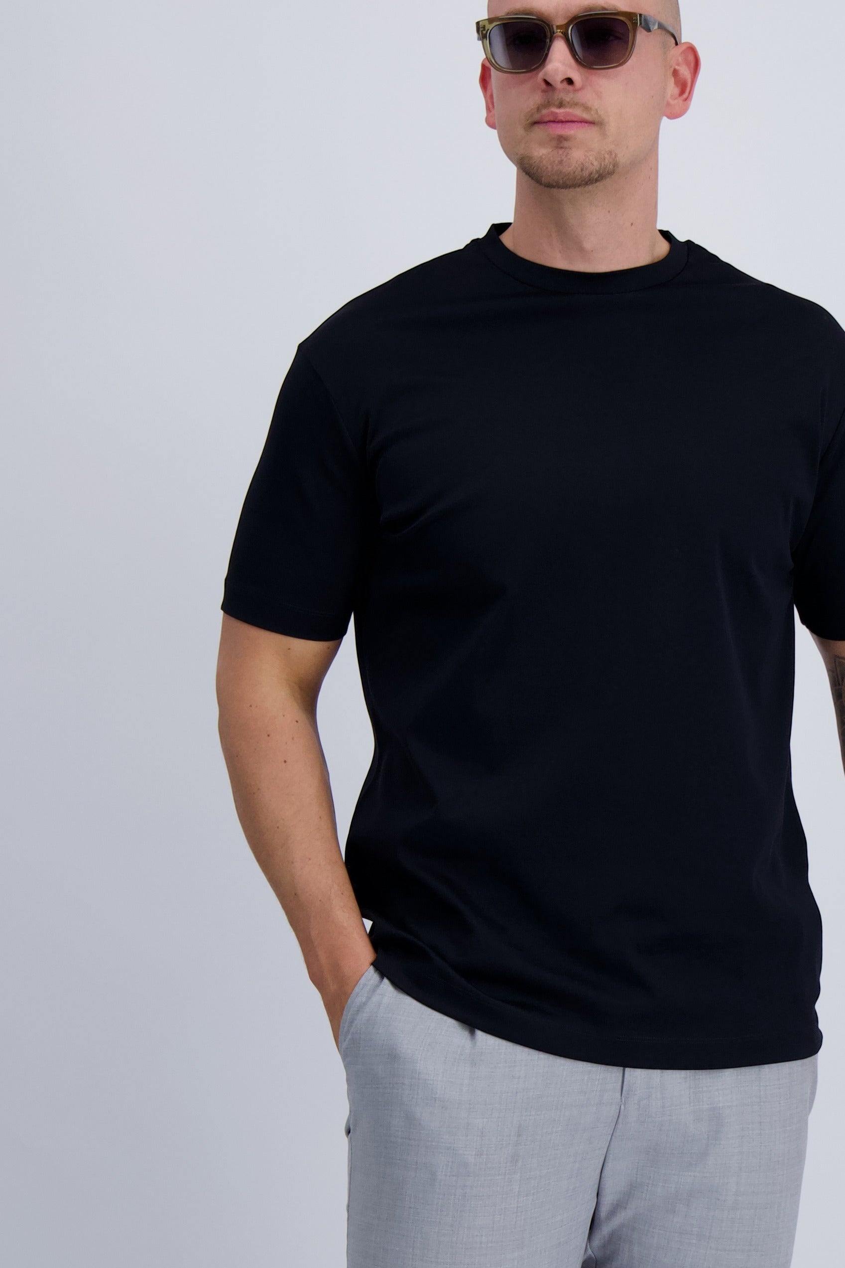 Les Brutes luxury t-shirt in dark navy blue. Crafted from premium double mercerised supima cotton. A timeless t-shirt for men