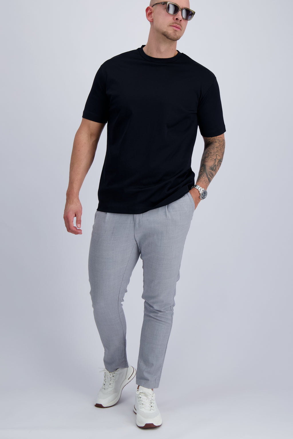 Les Brutes luxury t-shirt in dark navy blue. Crafted from premium double mercerised supima cotton. A timeless t-shirt for men