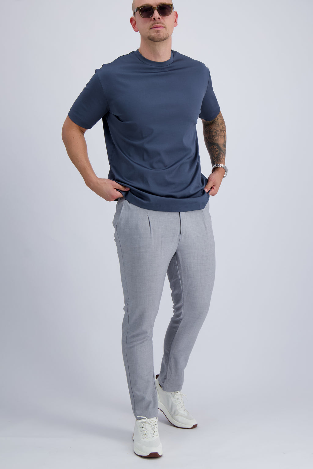 Les Brutes premium mercerised t-shirt with 100% supima cotton in color blue. Crafted with luxury fabrics for men. A timeless design for all year wear