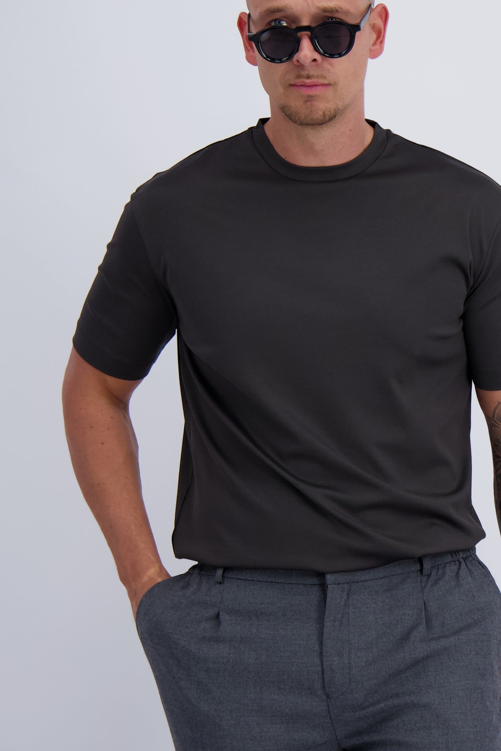 Les Brutes luxury double mercerised t-shirt in dark grey. Crafted from premium supima cotton. A musthave with a timeless design for men