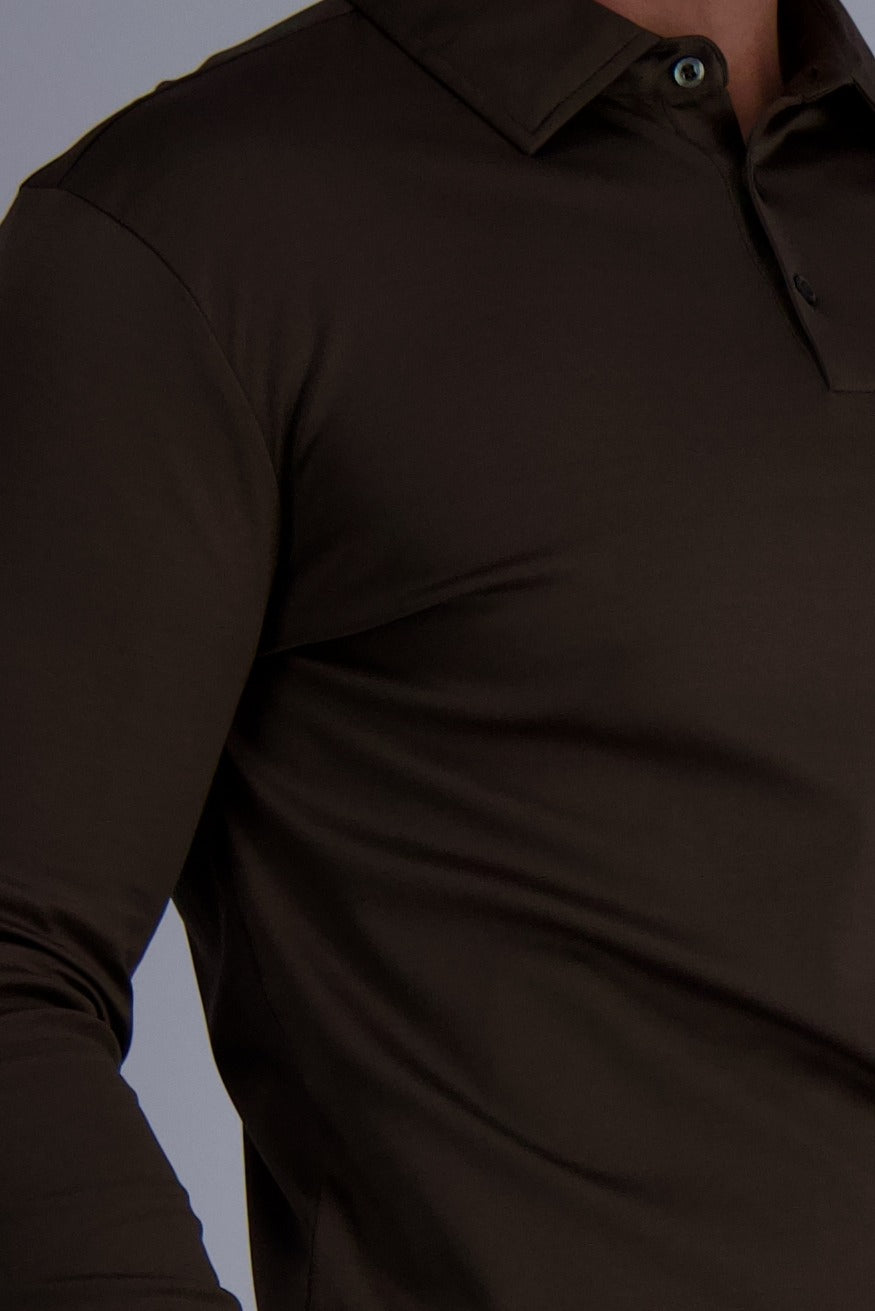 Detail of mercerised polo longsleeve in coffee from sleeve and collar. Luxury polo for men